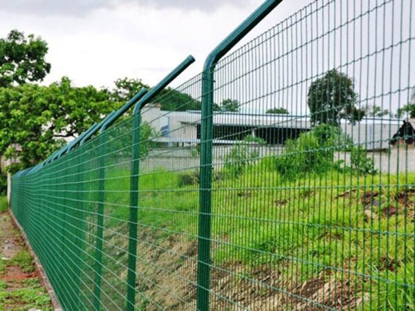 Tela cerca soldada revestida em PVC verde própria para cercamento e proteção de áreas industriais e empresas