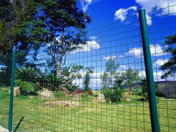 Tela cerca soldada revestida de PVC verde ideal para cercamento de áreas lotorâneas, rurais e decorativa