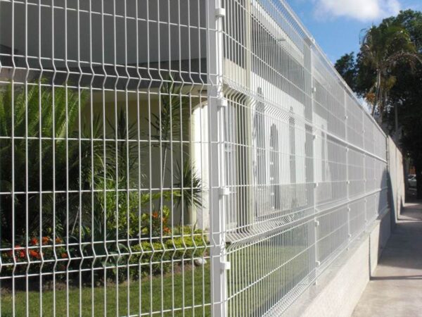Tela cerca gradil revestido em PVC branco galvanizado ideal para cercamento de residências e condomínios