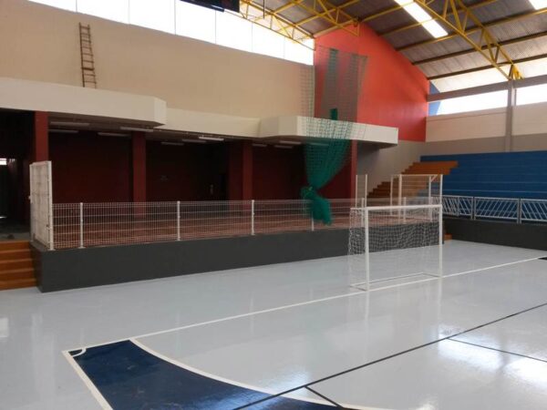 Tela cerca gradil revestido em PVC branco galvanizado ideal para cercamentos de quadras esportivas e guarda-corpo