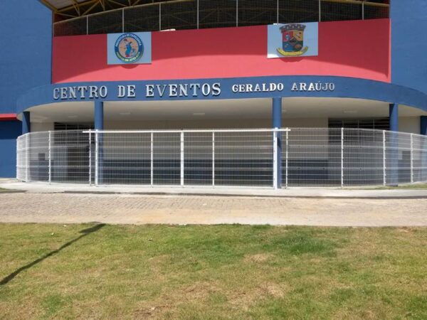 Tela cerca gradil revestido em PVC branco galvanizado ideal para cercamentos em geral