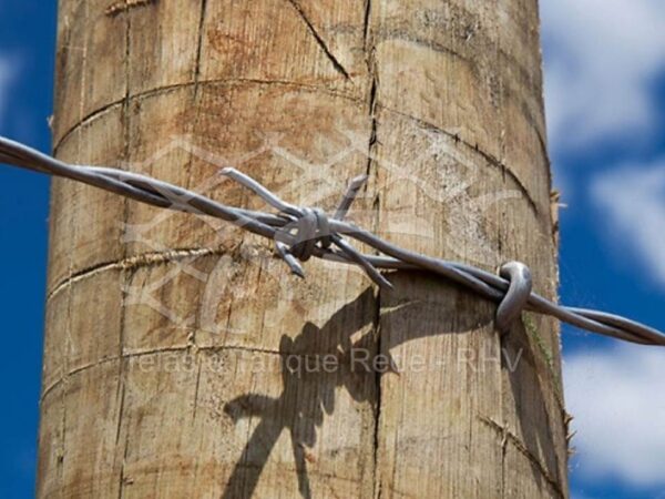 Grampo para cerca galvanizado ideal para arame farpado e desenvolvido para auxiliar na proteção de animais e terrenos