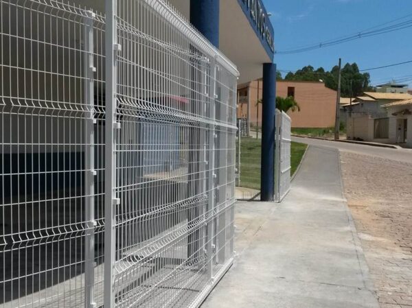 Portão corrediço grail branco galvanizado com porta 2 folhas