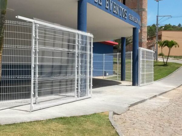 Portão corrediço gradil branco com excelente acabamento pintados através do processo de pintura automotiva tripla