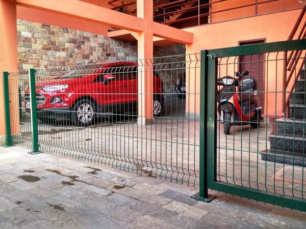 Portão pivotante verde com gradil