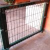 Portão pivotante verde com dobradiças reforçadas fabricados com gradis, telas soldadas, telas onduladas e telas de alambrado