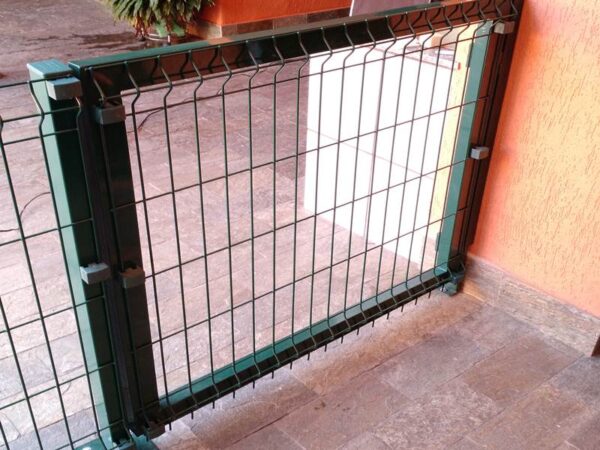 Portão pivotante verde com dobradiças reforçadas fabricados com gradis, telas soldadas, telas onduladas e telas de alambrado