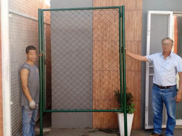 Portão pivotante verde com dobradiças reforçadas e revestidos com pinturas eletrostáticas a pó