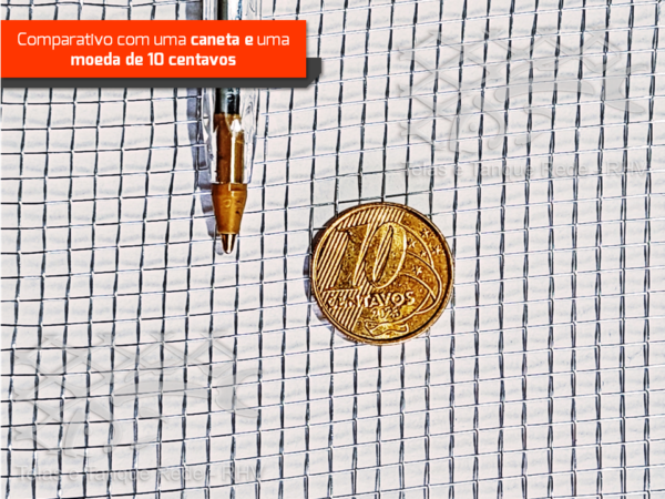 Comparativo detalhado da tela peneira de arroz em aço galvanizado com uma caneta e uma moeda