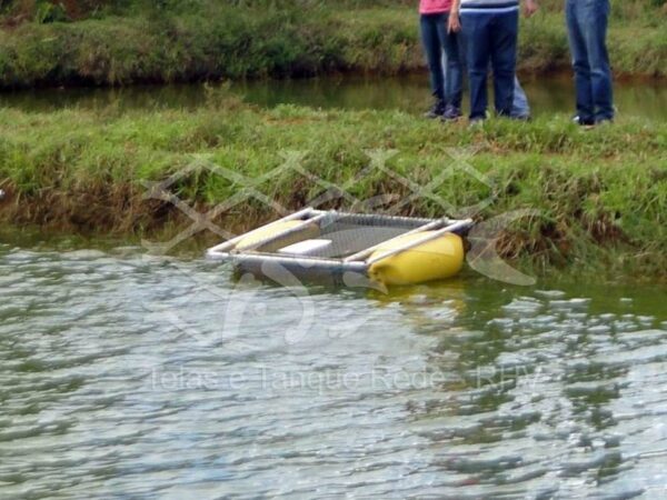 Tanque rede de pequeno volume geralmente utilizado para colocar peixes em espera ou para consumo próprio