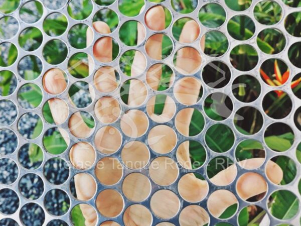 Detalhes e comparativo da tela grelha perfurada em moeda inox belinox