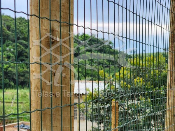 Tela cerca verde presa em poste de madeira tratada para colocar em sítios, áereas residenciais e rurais