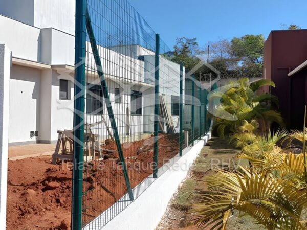 Tela cerca soldada verde fixada em poste para delimitar áereas condominiais e residenciais oferecendo mais segurança