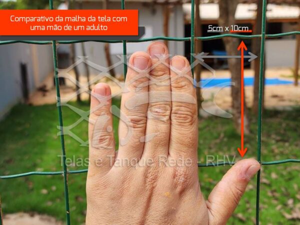 Comparativo detalhado da malha da tela cerca soldada com a mão de um adulto