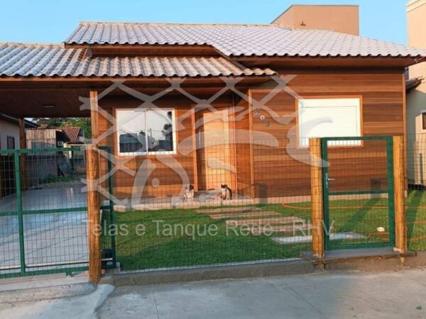 Tela cerca revestida em PVC verde para instalar e cercar em casas e residências de madeira