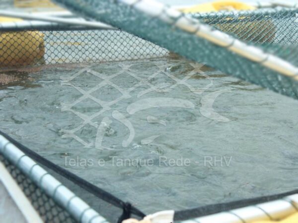 Comedouro para tanque-rede com tela de poliéster revestido com PVC que oferece ótima resistência e reforço lateral