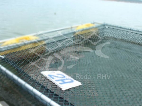 Comedouro para tanque-rede para segurar e conter a ração na gaiola dos peixes