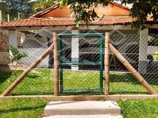 Tela de arame galvanizado revestido de PVC para colocar no poste de madeira do sítio