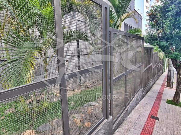 Tela ondulada de gradil para cercamento, isolamento, fechamento e conteção urbanos