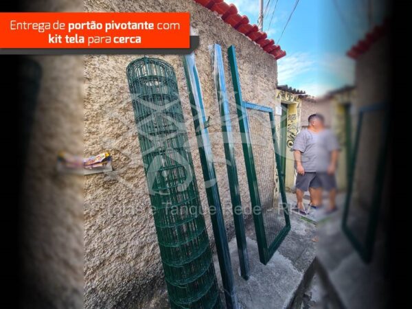 Tela cerca verde de portão pivotante de alta aderência com barreira de segurança e delimitação de espaço, eficaz e versátil